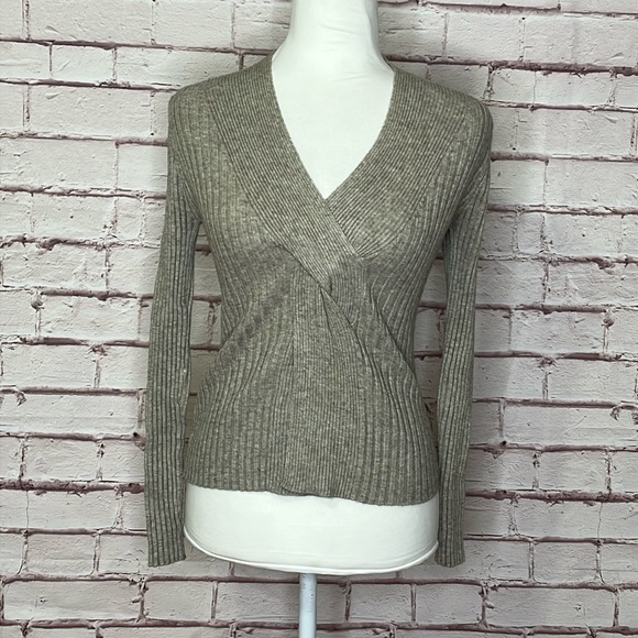 Sweaters - Boutique Ribbed V Neck Twist Design Sweater Small